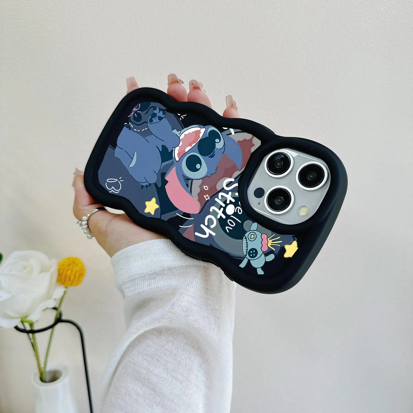 Cute Alien Couple Wavy Edge Phone Case – For iPhone 14/15/16 Series