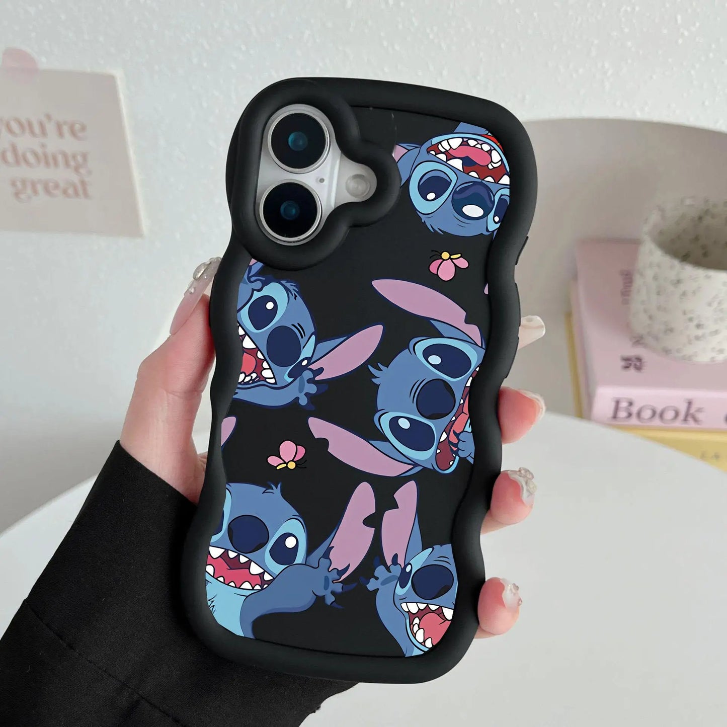 Cute Alien Couple Wavy Edge Phone Case – For iPhone 14/15/16 Series